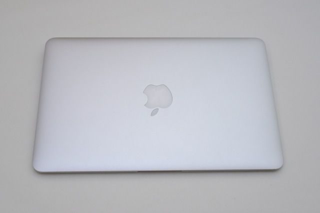 MacBook Airを分解し、SSDを取り出してデータを復旧する方法
