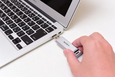 USBメモリをパソコンに接続